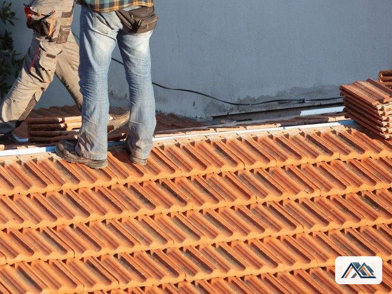 Retejado y sustitución de tejas en Lugo Colocación de teja nueva durante un retejado de cubierta en Lugo