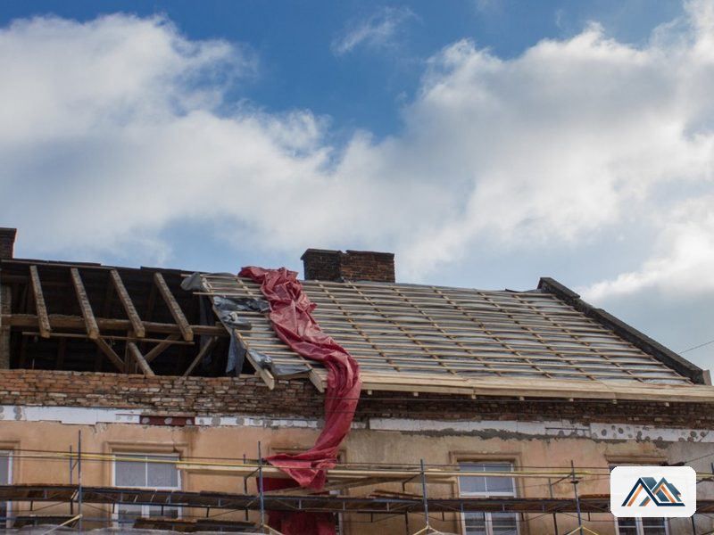 Urgencias de tejado en Lugo Vivienda con la cubierta desmontada y lona de protección durante una reparación urgente en Lugo